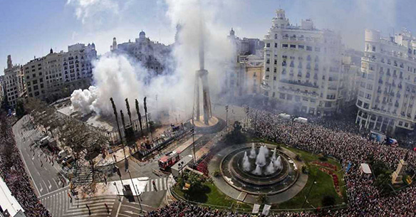 Pirotecnia Zaragozana Fuegos Artificiales Antorchas Bengalas Tracas  Detonantes Toros de Fuego